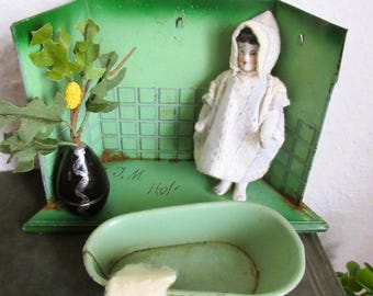 Altes Blechspielzeug SET Puppenbad Blechbad für Puppenhaus Puppenstube Blechwanne mit Badepuppe Badezimmer mit Waschtisch Porzellanzubehör
