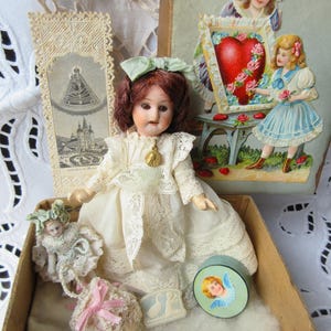 Boîte en carton antique SET Mignonette tête de poupée en porcelaine miniature maison de poupée ange gardien décoration vintage poupée poupée ancienne jouet antique