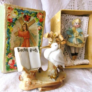 Antyczny mały domek dla lalek miniaturowy zestaw lalek porcelanowy bocian w starym tekturowym pudełku akcesoria dla lalek akcesoria do domku dla lalek zabawka