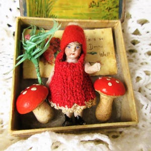 Antyczna lalka miniaturowa bardzo mała porcelanowa lalka miniaturowa pudełko tekturowe pudełko Czerwony Kapturek anioł stróż domek dla lalek domek dla lalek antyczna lalka