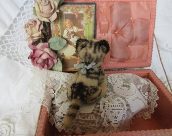 Vintage Steiff Katze getiegertes mini Kätzchen Plüschkatze sitzend Stofftier wohl Kitty Glöckchen brocante Miniatur Sammlerstück Spielzeug