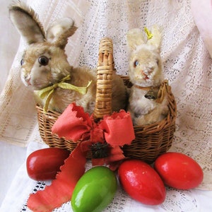 Lapins en peluche vintage placés dans un panier Panier de Pâques Oeufs de Pâques Lapins Steiff jouets en peluche oeufs en bois peluche panier en osier mohair cadeau de décoration de Pâques