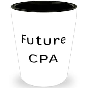 Könnte beinhalten: Ein weißer Keramik-Schnapsglas mit schwarzem Rand. Das Glas trägt den Text "Future CPA".