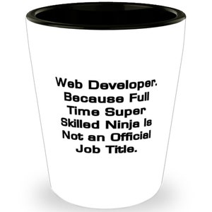 Pode incluir: Um copo de shot de cerâmica branca com uma borda preta. O copo tem texto preto que diz "Web Developer. Because Full Time Super Skilled Ninja Is Not an Official Job Title."