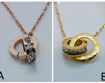 Collier Fantaisie Chaîne Dorée Avec 2 Anneaux Entrelacés Et Zircons - Acier Inox, Neuf Avec étiquettes