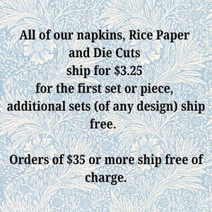 Puede incluir: Texto sobre un fondo floral azul con el texto "Todas nuestras servilletas, papel de arroz y troqueles cuestan $ 3.25 por el primer juego o pieza, los juegos adicionales (de cualquier dise&ntilde;o) se env&iacute;an gratis. Los pedidos de $ 35 o m&aacute;s se env&iacute;an gratis."