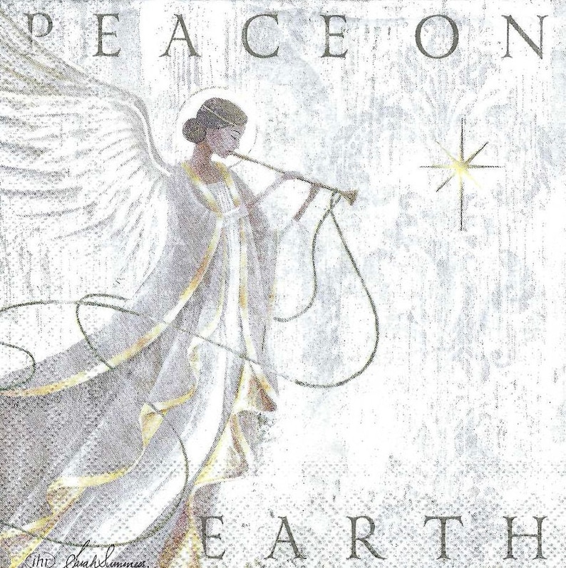 Puede incluir: Ilustraci&oacute;n de un &aacute;ngel tocando la trompeta, con las palabras "PEACE ON EARTH" arriba y abajo. El &aacute;ngel viste una t&uacute;nica blanca con detalles dorados y tiene grandes alas blancas. Una estrella brillante brilla a la derecha.