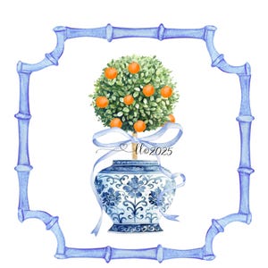Può includere: Illustrazione ad acquerello di un albero topiario con arance in un vaso blu e bianco, legato con un nastro azzurro. L'immagine è incorniciata da un bordo blu in stile bambù. Il testo "ll 2025" è sul nastro.