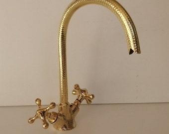 Handgemachter gehämmerter Messingschwan-Ansatz Badezimmer-Hahn