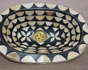 Lavabo de latón creado con latón sin lacar, hueso y acabado de resina.