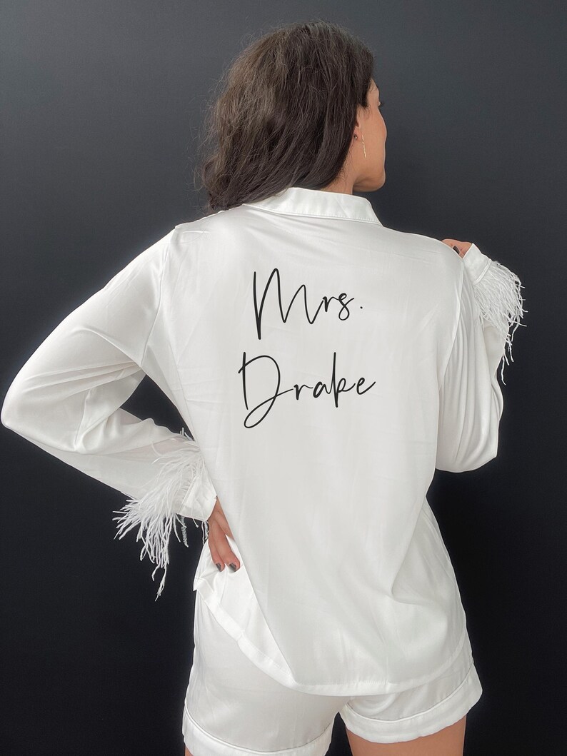 Custom White Pajama Set, Bride Pajama Set with Feathers, Feather Pajama Set, Bride Pajamas Personalized, Bride PJ Set, Gift for Bride,