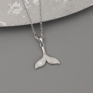 Parelmoer hanger walvisstaart: sterlingzilveren ketting