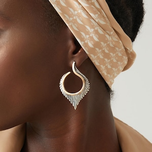 Orecchini pendenti da donna in argento sterling, stile boho, realizzati a mano: gioielli artigianali bicolore, orecchini eleganti e vintage.