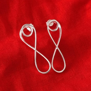 Pendientes Infinity de plata, pendientes minimalistas con aro, joyería moderna y elegante, regalo hecho a mano en plata de ley para mujer.