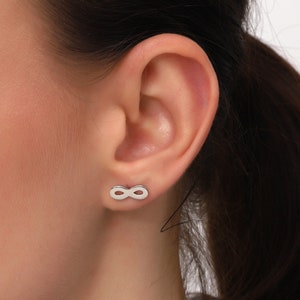 Pendientes de plata de ley con forma de infinito: joyería minimalista para el día a día