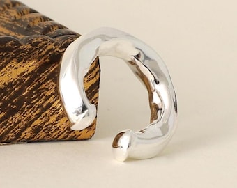 Chunky Silver Ear Cuff – Organiskt minimalistiskt örhänge utan hål – Modern skulptural örhänge