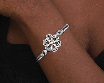 Pulsera bohemia de plata de ley oxidada con diseño floral para mujer: joyería artesanal de filigrana estilo vintage.
