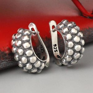 Sterlingzilveren gestippelde boloorbellen dames: geoxideerde ringringen in brutale stijl, bubbeloorbellen