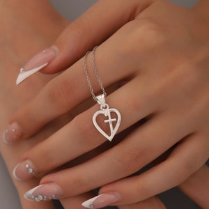Collar con cruz de corazón en plata de ley: colgante religioso minimalista