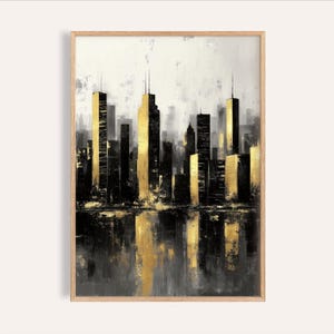 Op de afbeelding: Abstracte kunstprint van een stadsgezicht, met een skyline met gouden en zwarte wolkenkrabbers die weerspiegeld worden in het water. Het kunstwerk is ingelijst in een natuurlijke houten lijst, wat een moderne esthetiek creëert. De schildering heeft een getextureerd penseelstrekeffect.
