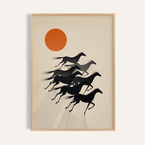 Puede incluir: Una impresión artística enmarcada que presenta una ilustración estilizada de siete caballos corriendo en silueta. Los caballos están representados en tonos negros y grises sobre un fondo crema, con un sol naranja en la esquina superior izquierda.
