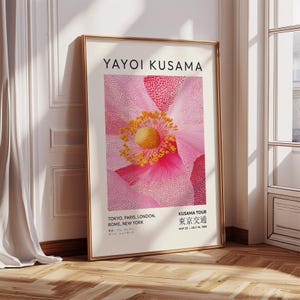 Impression d'art rose fleur Yayoi Kusama | Décoration murale japonaise pour chambre, salon et bureau | Oeuvre d'art florale vibrante en jaune rose