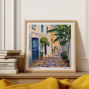 Arte murale marocchina – Vicolo colorato di Marrakech con porte blu e vegetazione tropicale, stampa di viaggio pittorica ispirata a Matisse