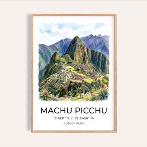 Op de afbeelding: Ingelijste aquarelprint van Machu Picchu, Peru. Het kunstwerk toont de oude Inca-citadel in de bergen, met de tekst "MACHU PICCHU" en coördinaten eronder. Het kleurenpalet omvat groen, blauw en bruin, in een lichte houten lijst.