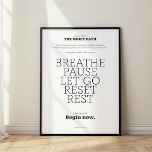 Poster di meditazione – Stampa tipografica bianca minimalista con il percorso tranquillo e promemoria rituali quotidiani per respirare, lasciar andare e ricominciare