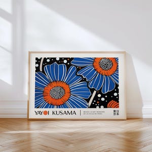 Stampa artistica "Fiore blu" di Yayoi Kusama, decorazione murale floreale di ispirazione giapponese, poster orizzontale moderno per soggiorno o camera da letto / Arte botanica