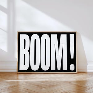 Moderne Typografie Wall Art BOOM minimalistisches Schwarz-Weiß-Poster | Zeitgenössische Kunst für Wohnzimmer, Büro oder Studio