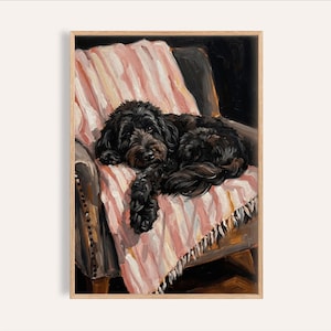 Peut inclure: Peinture encadrée d'un chien noir se reposant sur une couverture rose à rayures, drapée sur un fauteuil sombre. Le chien, au pelage touffu, est allongé. L'œuvre est encadrée dans un cadre en bois.