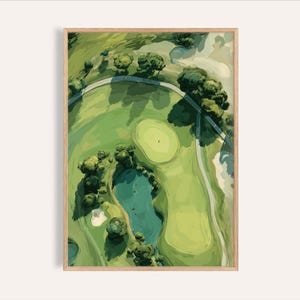 Könnte beinhalten: Kunstdruck eines Golfplatzes aus der Vogelperspektive in einem Holzrahmen. Das Kunstwerk zeigt einen grünen Golfplatz mit Bäumen, einem Teich und einem Sandbunker. Die Farbpalette umfasst Grün-, Weiß- und Brauntöne.