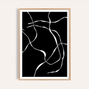 Puede incluir: Impresión artística abstracta con fondo negro y líneas blancas fluidas. La obra de arte está enmarcada en un marco de madera marrón claro. El diseño minimalista es adecuado para varios estilos de interior.