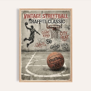 Pode incluir: Uma impressão emoldurada com um tema de basquete de rua vintage. A obra de arte mostra um jogador de basquete no ar, uma bola de basquete e uma cesta. O texto em estilo grafite inclui "VINTAGE STREETBALL GRAFFITI CLASSIC", "COURT KING", "CITY HEAT", "GAME 86", "GRIND LOCAL ONLY" e "STREETBALL 88".
