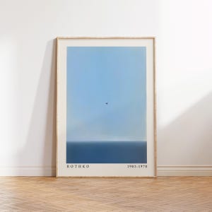 ブルーウォールアート – ロスコ風の地平線プリント、鳥と空、柔らかなクールトーンのミニマルな海の風景、モダンなインテリア | Laboo Studio
