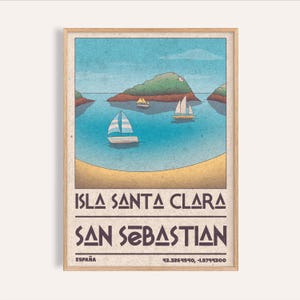 以下が含まれることがあります： スペイン、サンセバスチャンのイスラサンタクララを描いた、額入りのヴィンテージスタイルの旅行ポスター。 ターコイズブルーの海に浮かぶヨット、砂浜、緑の島が描かれています。 テキストには場所の名前と座標が含まれています。