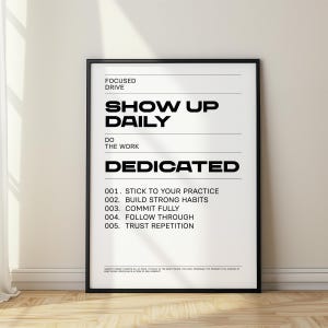 Stampa di affermazioni quotidiane - Poster tipografico in bianco e nero con "Spetta ogni giorno", messaggi dedicati per abitudini, concentrazione e autodisciplina