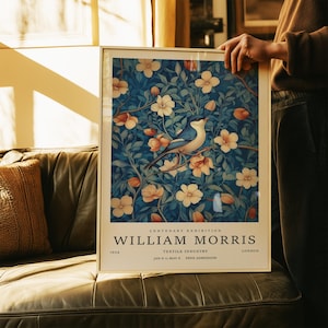 Stampa artistica di William Morris Bluebird e poster floreale ispirato alla mostra del 1934 – Arte murale botanica vintage nei toni del blu e della crema