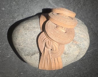 Grande pierre enveloppée en cuir de style Mizuhiki de roche | Décoration zen japonaise | Cadeau de méditation sérénité | Art wabi sabi
