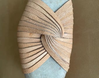 Pierre enveloppée de cuir, décor de style japonais