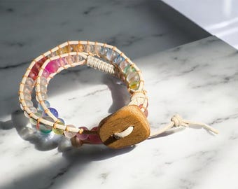 Bracelet en cuir fait main avec perles de verre roses et fermoir bouton en bois flotté | Bracelet de perles bohème | Bijoux artisanaux ajustables
