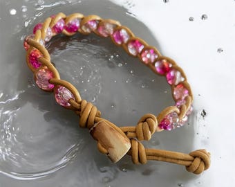 Bracelet en cuir fait main avec perles de verre roses et fermoir bouton en bois flotté | Bracelet de perles bohème | Bijoux artisanaux ajustables