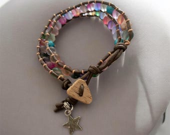 Bracelet en cuir fait main avec perles de verre colorées, fermeture à bouton en bois flotté | Bracelet de perles bohème | Bijoux artisanaux rustiques