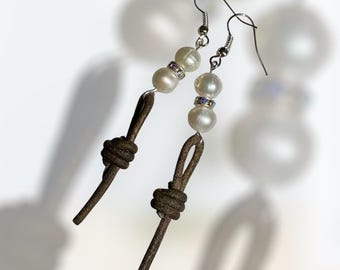 Pendants d'oreilles en perles d'eau douce, perles faites main et cordon de cuir