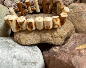 Bracelet de perles en bois naturel en bois flotté sculpté à la main, bijoux côtiers rustiques, cadeau inspiré de la plage
