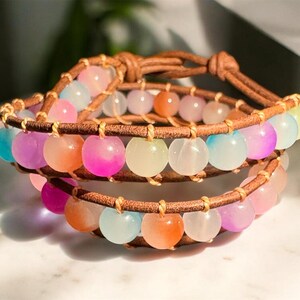 Bracciale avvolgente in pelle fatto a mano con perline di vetro colorate e chiusura a bottone in legno di mare / Bracciale boho con perline / Gioielli artigianali rustici