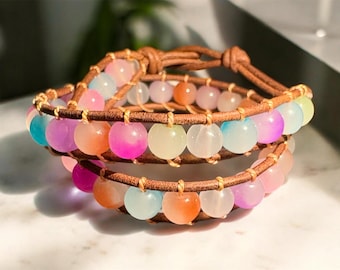 Bracelet en cuir fait main avec perles de verre colorées, fermeture à bouton en bois flotté | Bracelet de perles bohème | Bijoux artisanaux rustiques