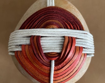 Pierre enveloppée de cuir, décor de style japonais