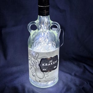 Botella de Ron especiado KRAKEN de 70 cl con lámpara de 100 luces blancas brillantes. No son luces de corcho baratas.